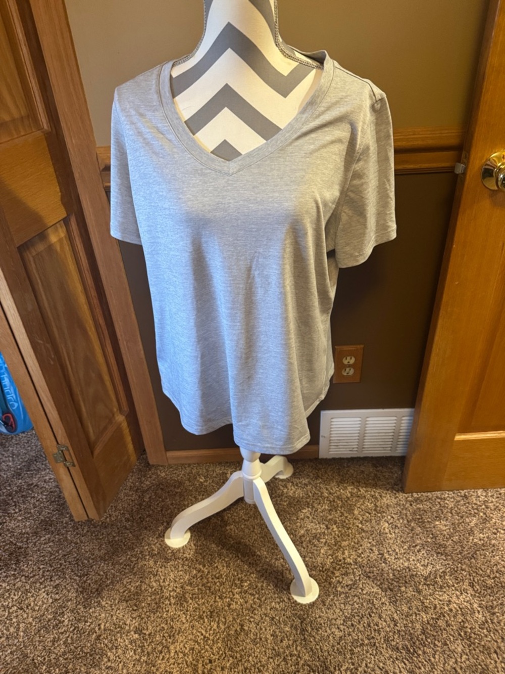 Ideology Women's Heather Gray V-Neck Short Sleeve Tee